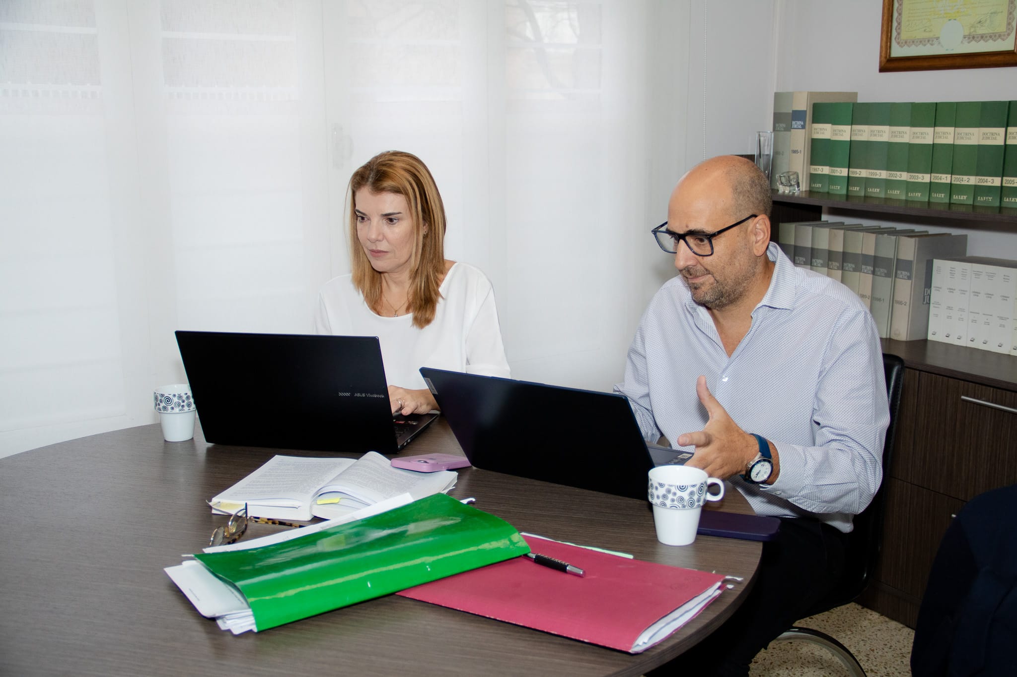 Rosana Campanella y Carlos Álvarez trabajando en el estudio