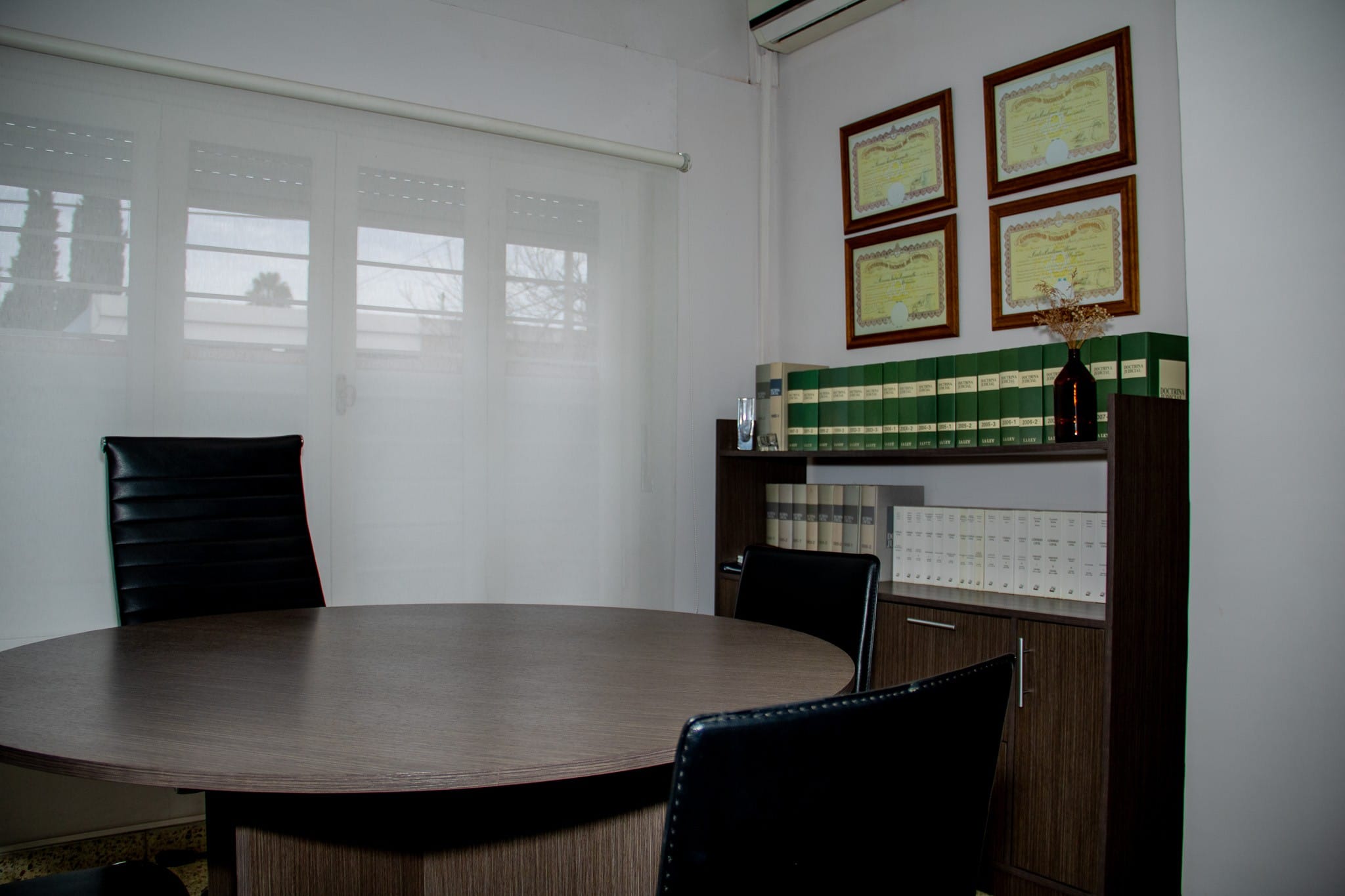 Sala de reuniones del estudio en Santa Rosa